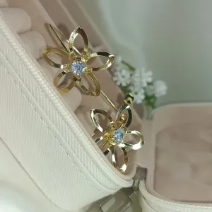 Brinco Flor Vazada Com Zirconia Banhada a Ouro