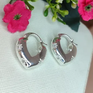 Argola Coração com Estrelinhas Banhada a Prata