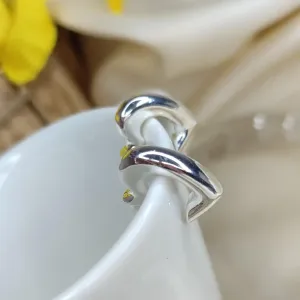 Brinco de Coração Meia Argola liso Banhado a Prata