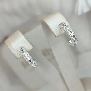 Brinco Pequeno Cravejado em Zirconia Banhado a Prata