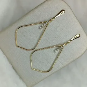 Brinco Geométrico Grande com Zircônias Banhado a Ouro