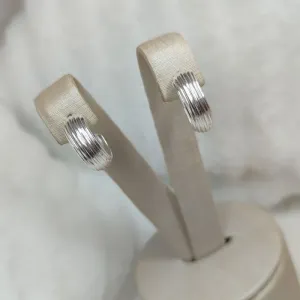 Brinco Meia Argola Listrado Banhado a Prata
