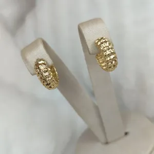 Brinco Meia Argola Sanfonado Banhado a Ouro