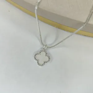 Colar Trevo Branco com Contorno Cravejado Banhado a Prata