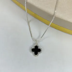 Colar Trevo Preto com Contorno Cravejado Banhado a Prata