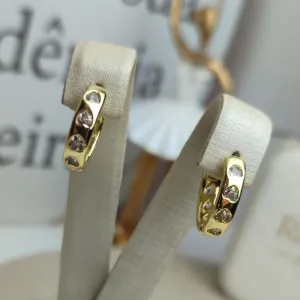 Argola Com Zircônias em Coração Banhada a Ouro