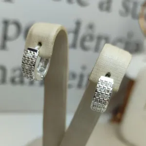 Argola Cravejada com Zircônias Banhada a Prata