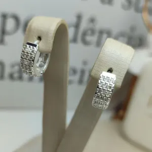 Argola Cravejada em Zirconias Banhada a Prata