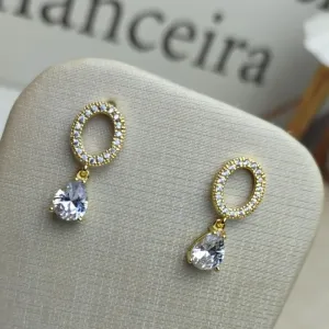 Brinco com Aro Cravejado e Zircônia em Gota Banhado a Ouro