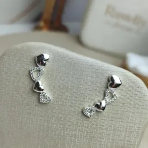Brinco Ear Cuff de Coração Cravejado a Prata