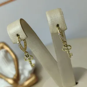 Argola Chave Cravejada Banhada a Ouro