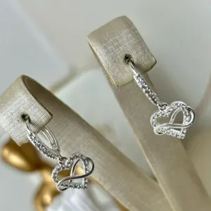 Argola Coração Infinito Cravejada Banhado a Prata