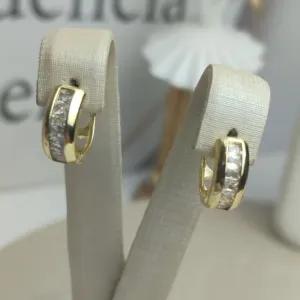 Argola Cravejada Zirconia Carré Banhada a Ouro