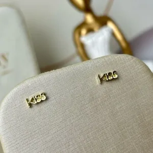 Brinco Kiss Banhado a Ouro