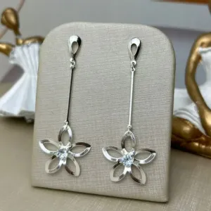 Brinco Flor Vazada Com Zirconia em Cristal Banhado a Prata