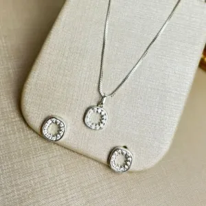 Conjunto Pequeno Quadrado Cravejado Banhado a Prata