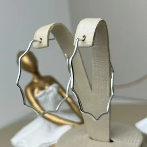 Brinco Meia Argola Ondulado Banhado a Prata