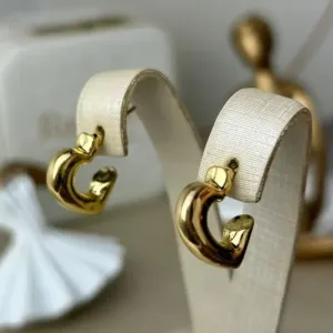 Brinco de Coração Meia Argola liso Banhado a Ouro