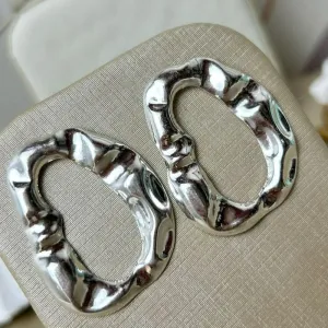 Brinco Oval Vazado Banhado a Prata