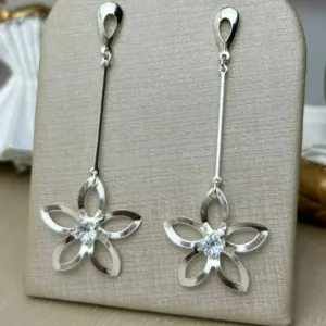 Brinco Flor Vazada Com Zirconia Banhada a Prata