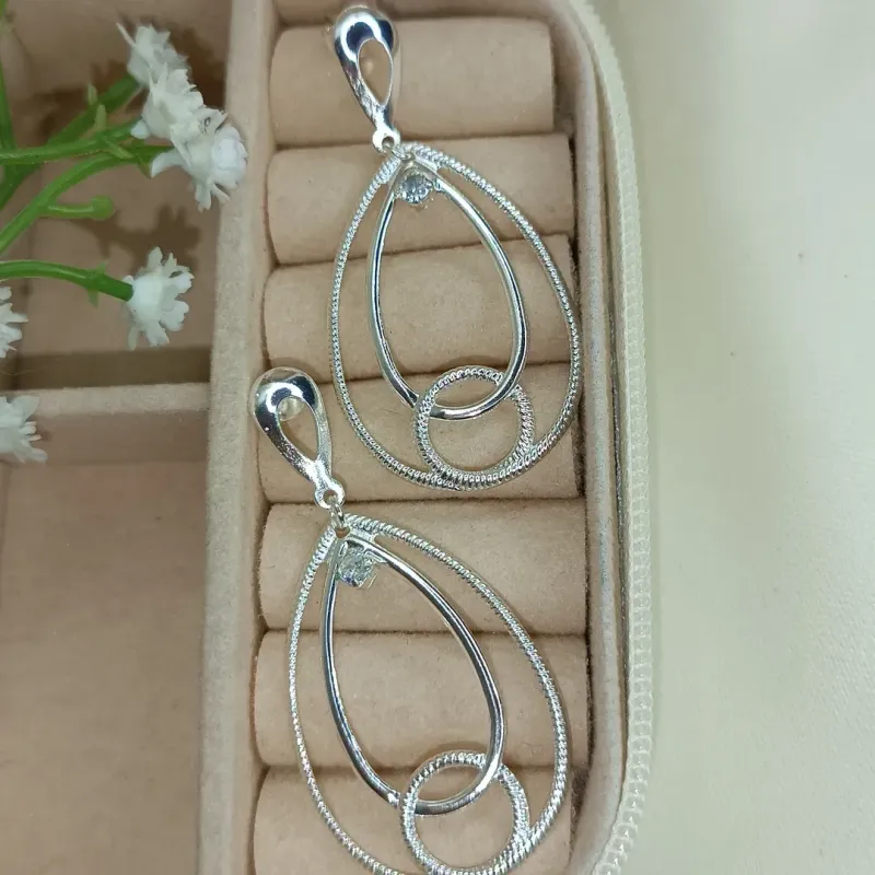 Brinco Gota Dupla com Elos e  Zirconia Banhado a Prata
