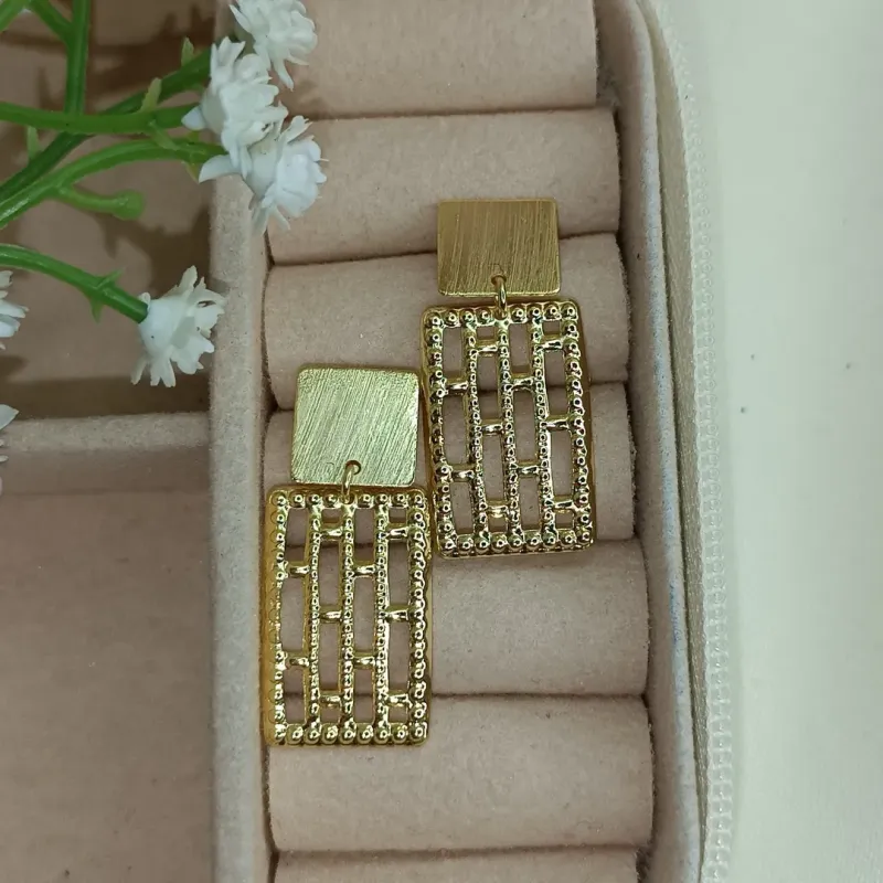 Brinco Quadrado com Tiras e Chapinha Banhado a Ouro