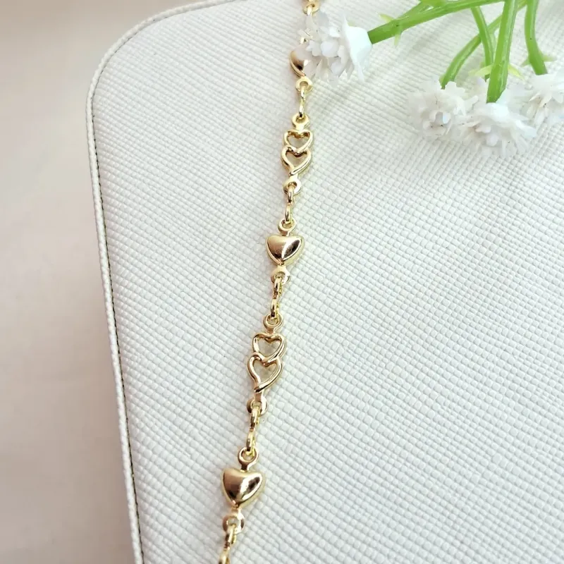 Pulseira 2 Corações Vazados e um Maciço Banhado a Ouro