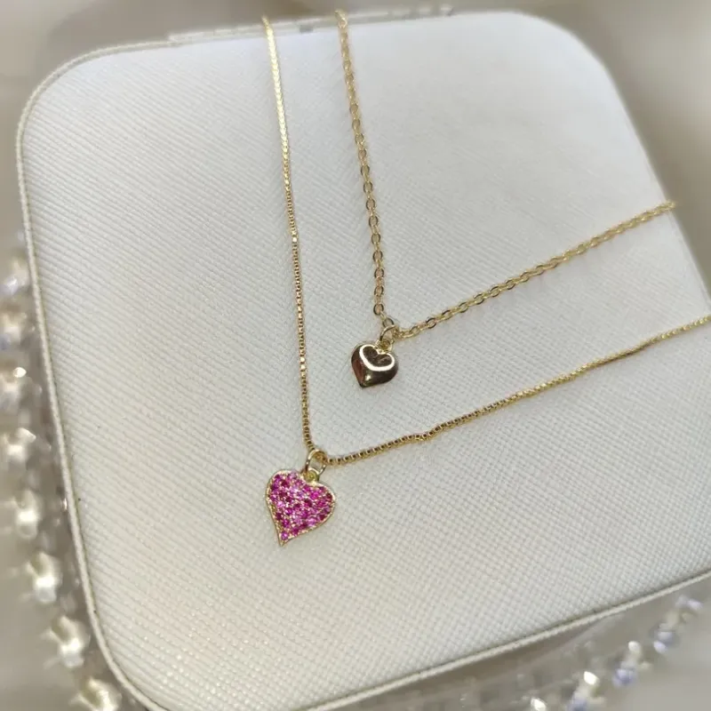 Colar Coração Duplo Cravejado Rosa Banhado a Ouro