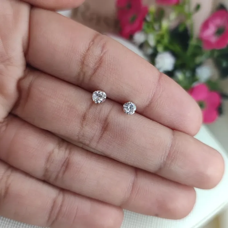 Brinco Ponto de Luz Mini Banhado a Prata