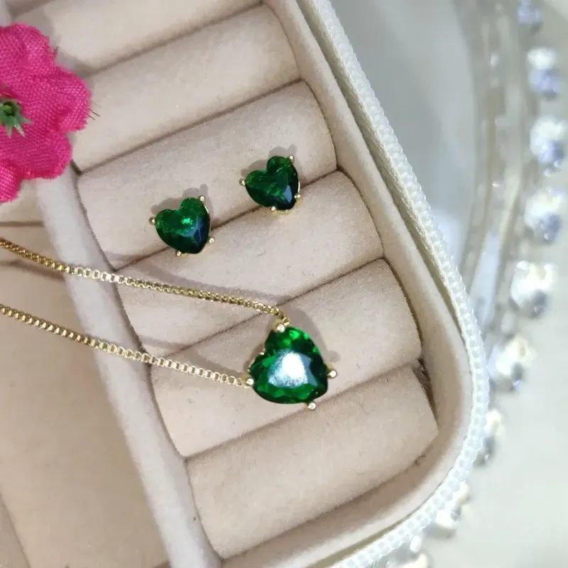 Colar de Coração Zirconia Verde Banhado a Ouro