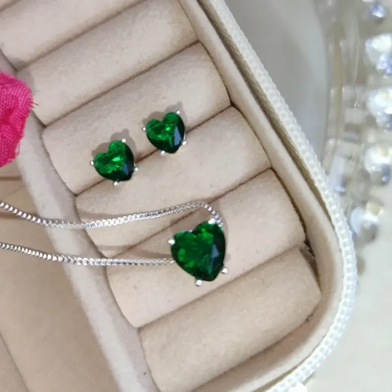 Colar de Coração Zirconia Verde Banhado a Prata