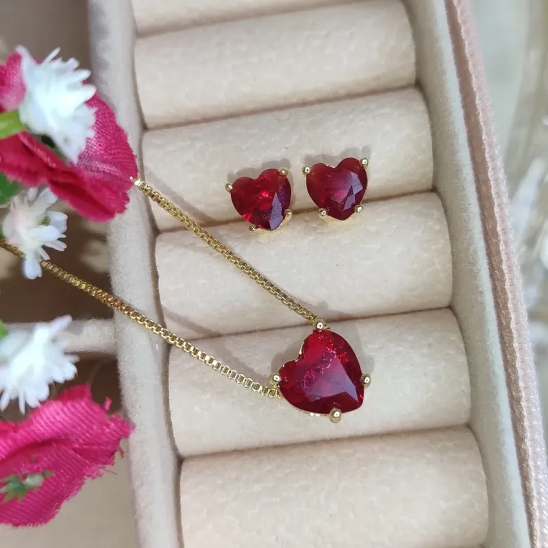 Conjunto de Coração Zirconia Vermelha  Banhado a Ouro