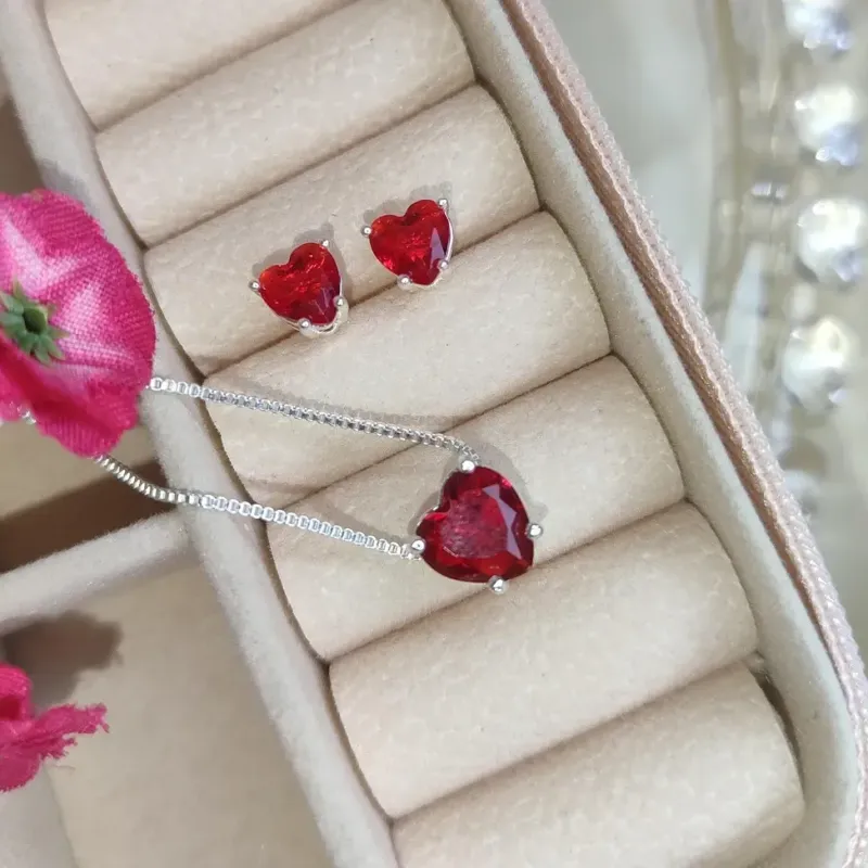 Conjunto de Coração Zirconia Vermelha  Banhado a Prata