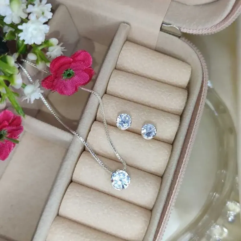 Conjunto Redondo em Zirconia Cristal Banhado a Prata