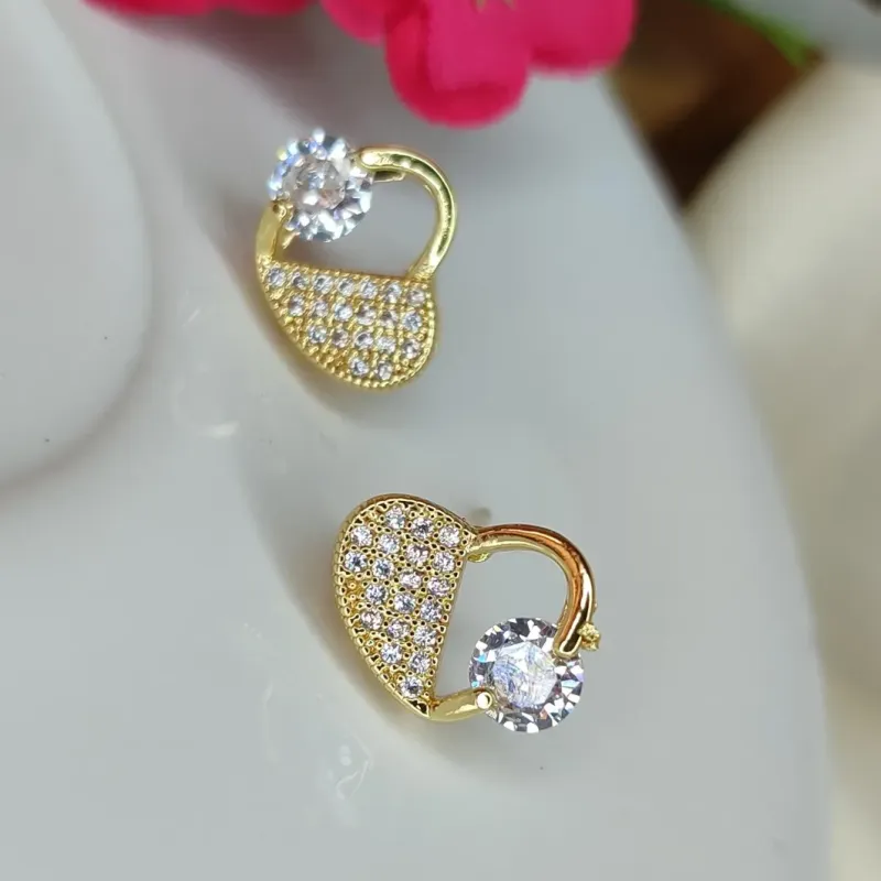 Brinco De Coração Vazado Com Zirconia