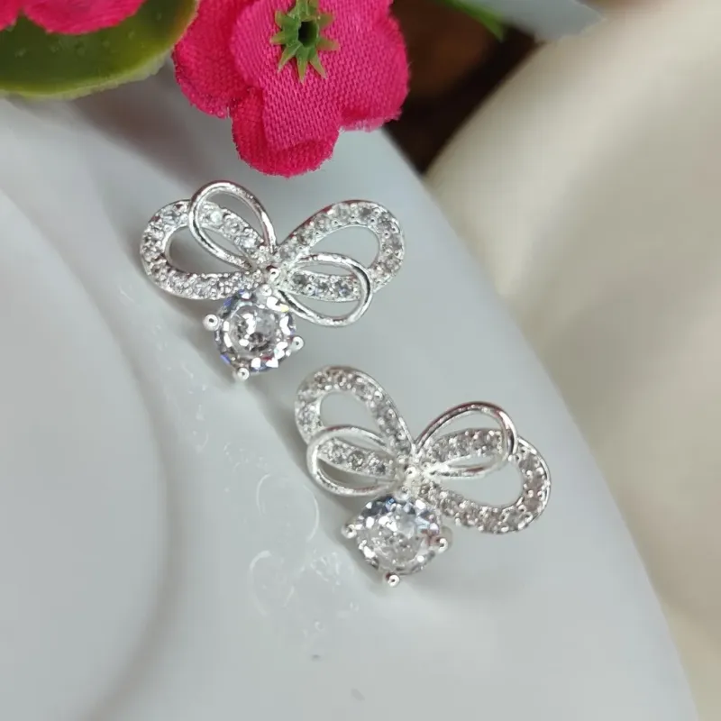 brinco Laço Com Pedra de Cristal Cravejado Banhado a Prata