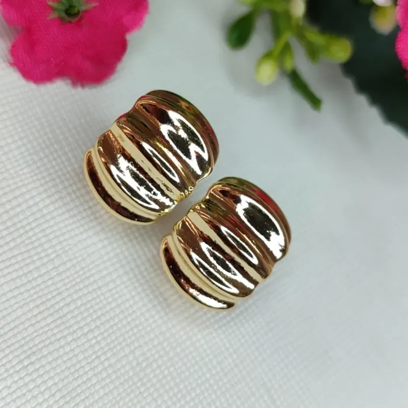 Brinco Oval com Estampa Ondulada Banhado a Ouro