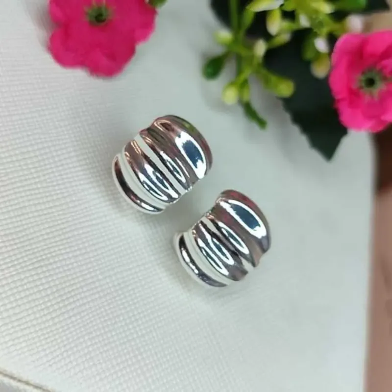 Brinco Oval com Estampa Ondulada Banhado a Prata