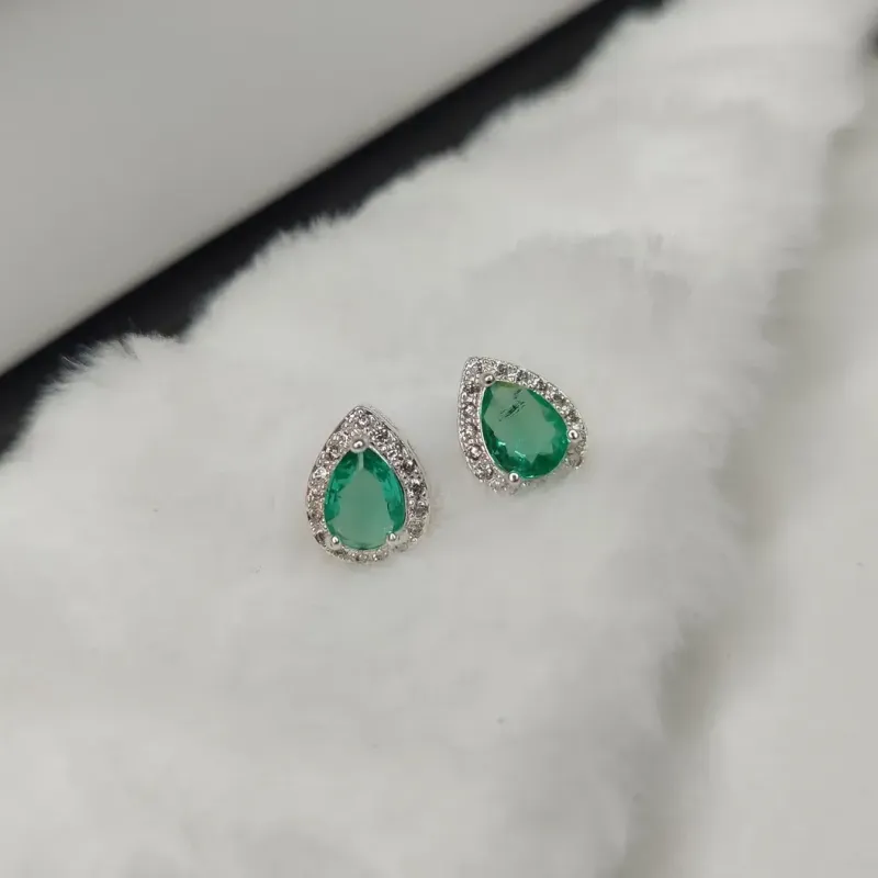 Brinco Gota Zirconia Verde Cravejado Banhado a Prata M