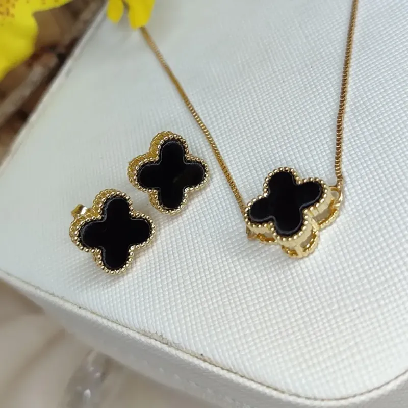 Conjunto Trevo  Preto Cravejado Banhado a Ouro