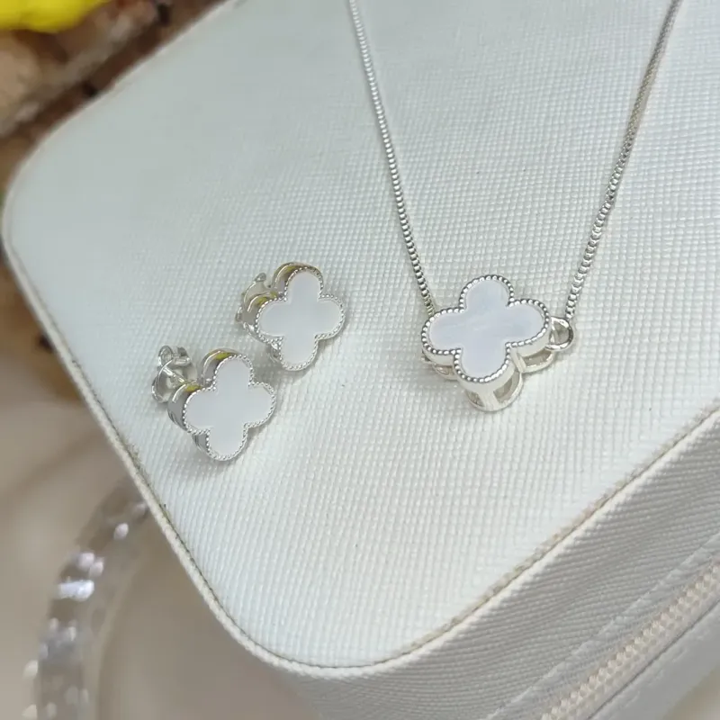 Conjunto Trevo Branco Cravejado Banhado a Prata