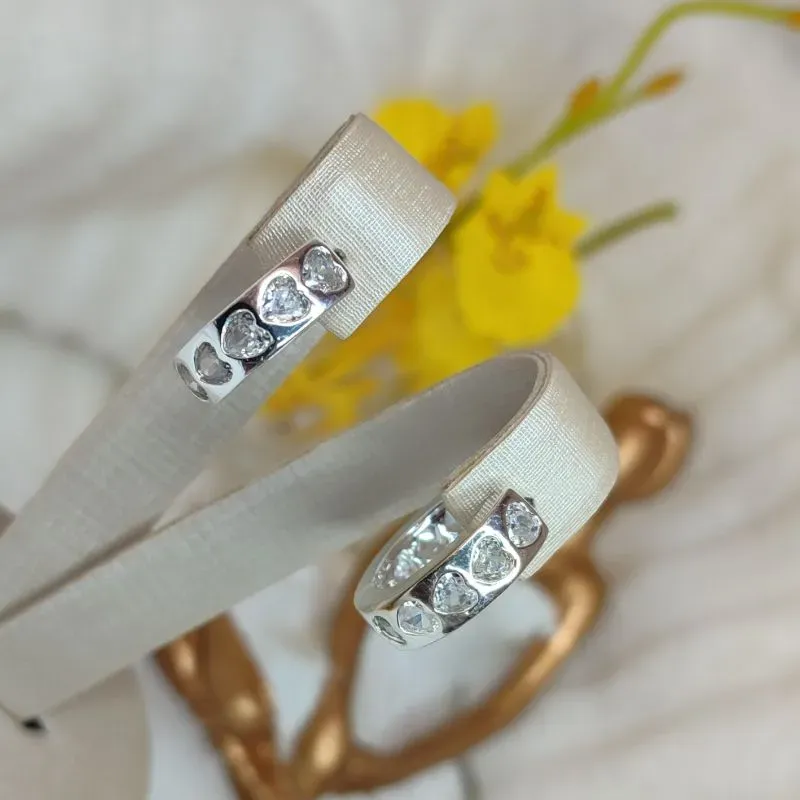 Argola 5 Corações em Zirconia Banhada a Prata