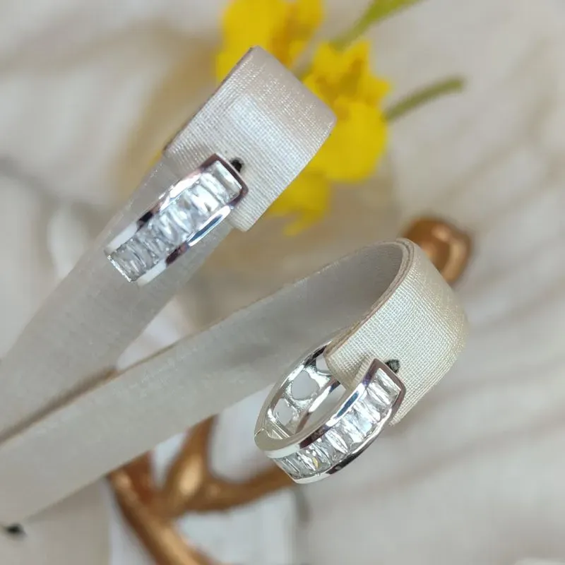 Argola Grande Cravejada Zirconia Carré Banhada a Prata