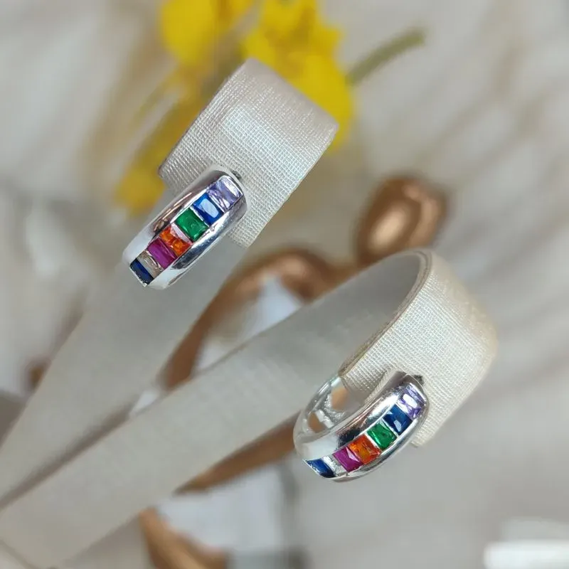 Argola Média Cravejada Zirconia Colorida Banhada a Prata