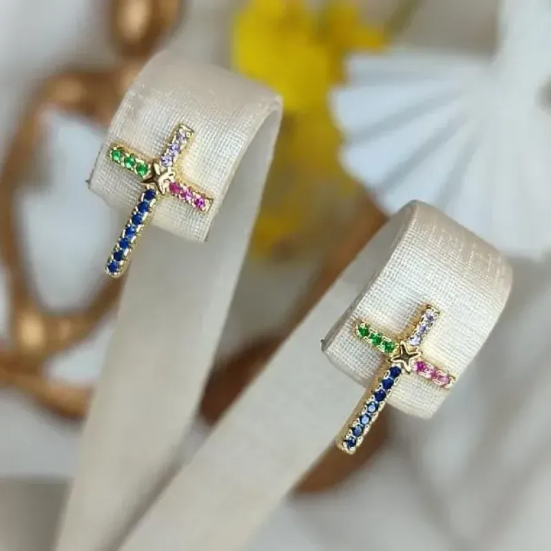Brinco Cruz Cravejada Colorida Banhado a Ouro
