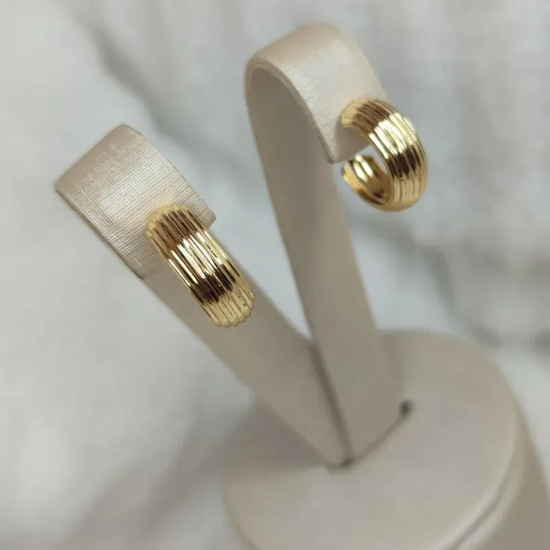 Brinco Meia Argola Listrado Banhado a Ouro