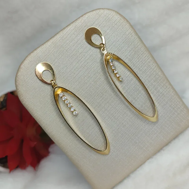 Brinco Oval Vazado com Zirconia em Tirinha Banhado a Ouro