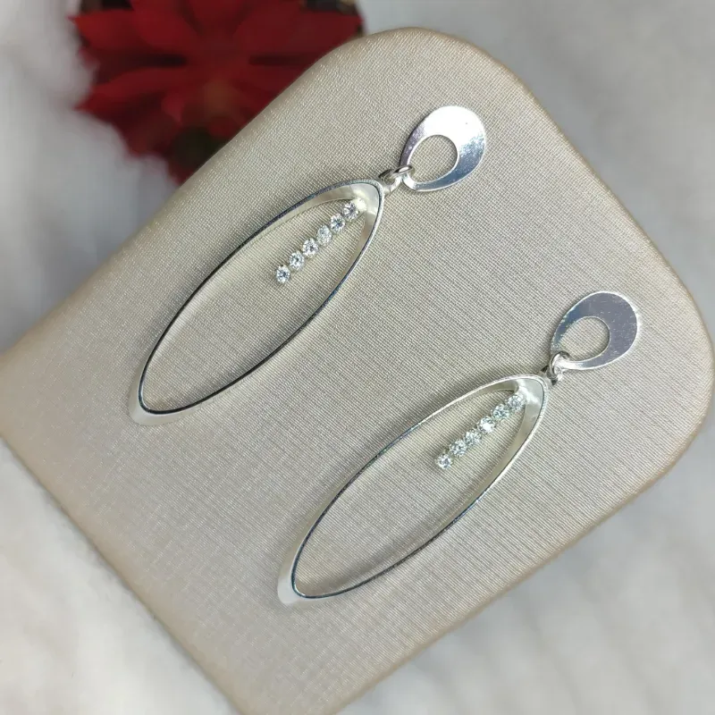 Brinco Oval Vazado com Zirconia em Tirinha Banhado a Prata