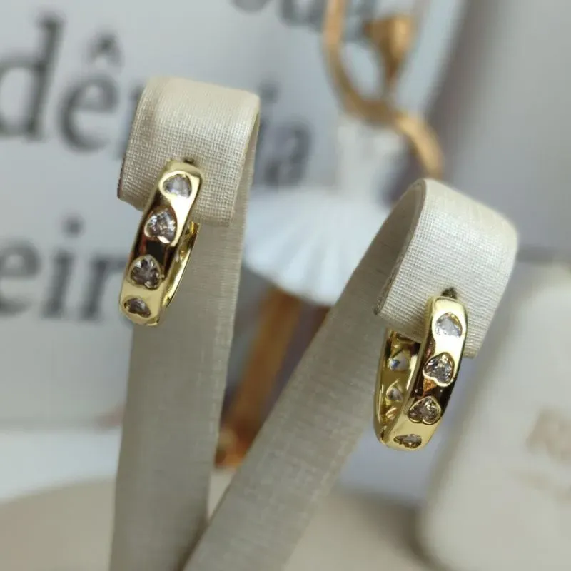 Argola Com Zircônias em Coração Banhada a Ouro
