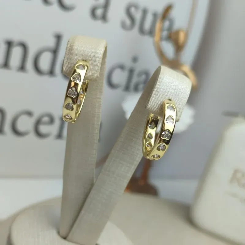 Argola Com Zircônias em Coração Banhada a Ouro